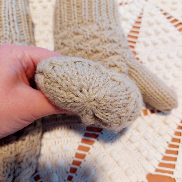 Faux sherpa lined mittens - Picture 7 of 8